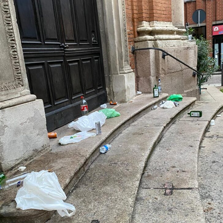 L’ingresso della chiesa offeso tutti i giorni: “Non sappiamo più cosa fare”