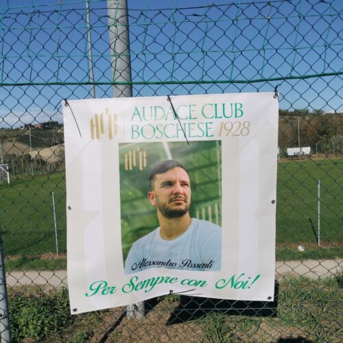 Uno striscione con genitori e fidanzata in tribuna: la Boschese ricorda Alessandro