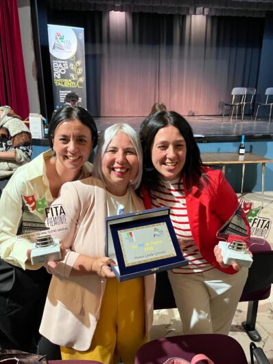 “American Shitting” trionfa ad Asti: tre premi per Gli Illegali – BlogAL alla finale di “Un PO di Teatro”