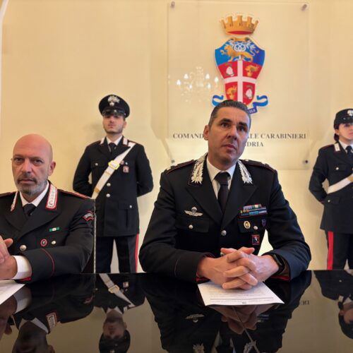 Auto a fari spenti tradisce un 35enne. In casa Carabinieri trovano poi mezzo chilo di droga