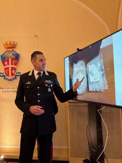 Auto a fari spenti tradisce un 35enne. In casa Carabinieri trovano poi mezzo chilo di droga