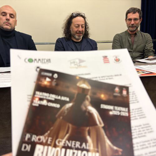 Bebo Storti, Benvenuti e Carucci nella nuova stagione del Teatro della Juta che celebra le rivoluzioni quotidiane