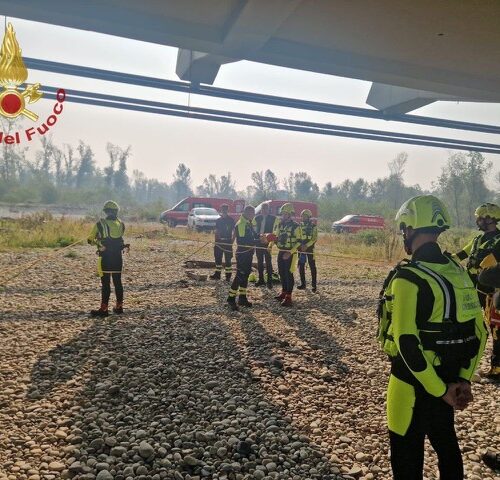 Esercitazione di soccorso fluviale dei Vigili del Fuoco a Vigevano: simulati interventi in acqua