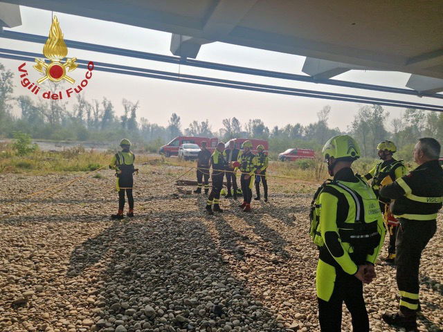 Esercitazione di soccorso fluviale dei Vigili del Fuoco a Vigevano: simulati interventi in acqua