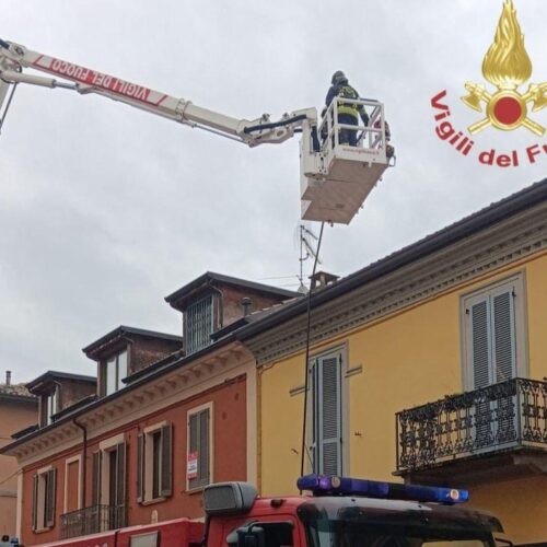 Incendio tetto a Voghera: soccorso il proprietario dell’alloggio