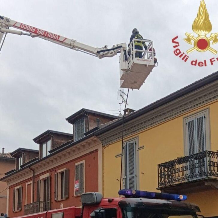 Incendio tetto a Voghera: soccorso il proprietario dell’alloggio