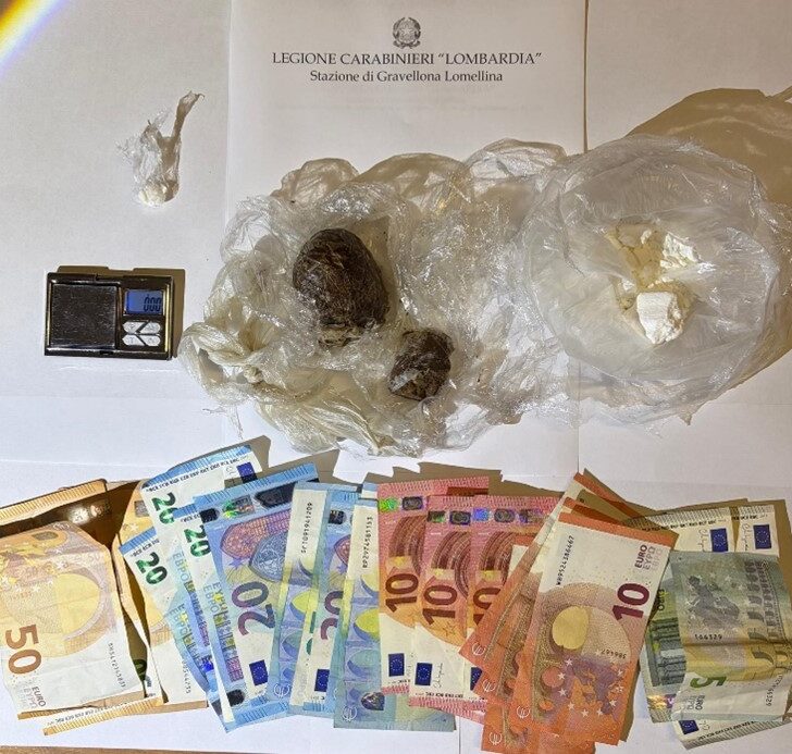 Sorpreso in auto con oltre 150 grammi di droga