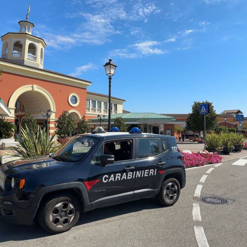 Rissa al centro commerciale di Serravalle: sei persone coinvolte. Ferito anche un minore