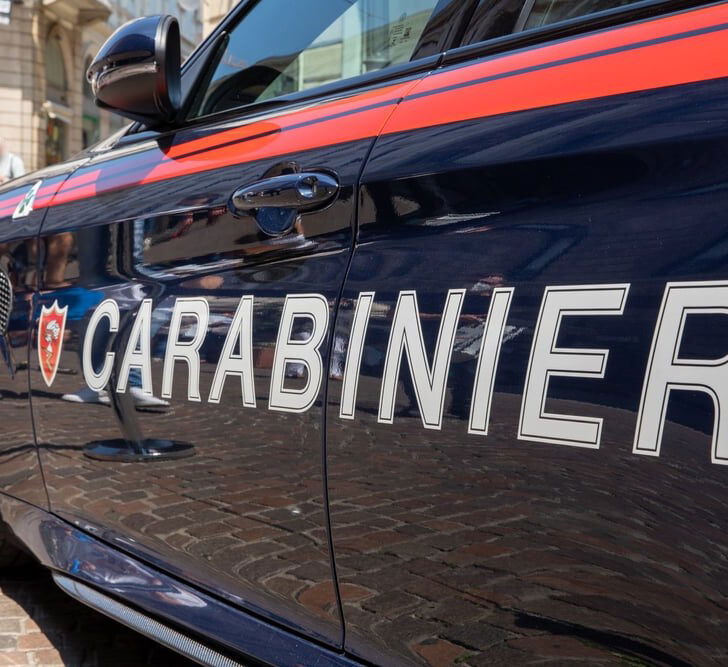 Confusa e in bilico sul balcone: l’intervento coraggioso e dolce dei Carabinieri