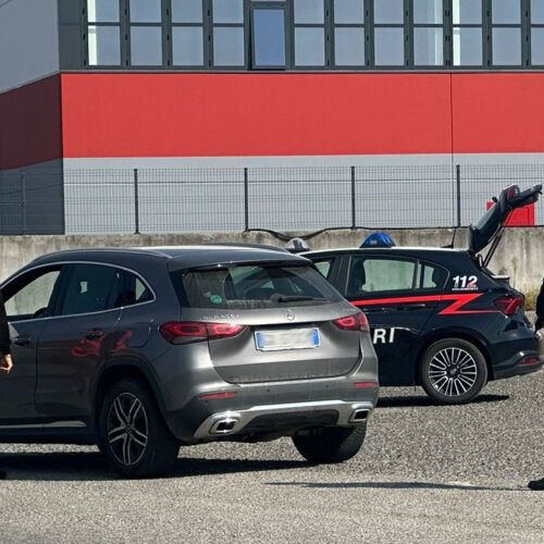 Controlli nel novese: denunce per ladro di carrelli e donna in giro con coltello in mano