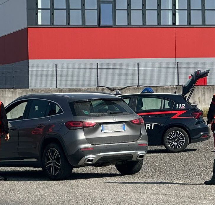 Controlli nel novese: denunce per ladro di carrelli e donna in giro con coltello in mano