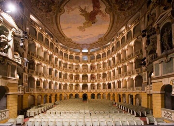 La bellezza del teatro regalata ai pavesi e gli studenti come ciceroni