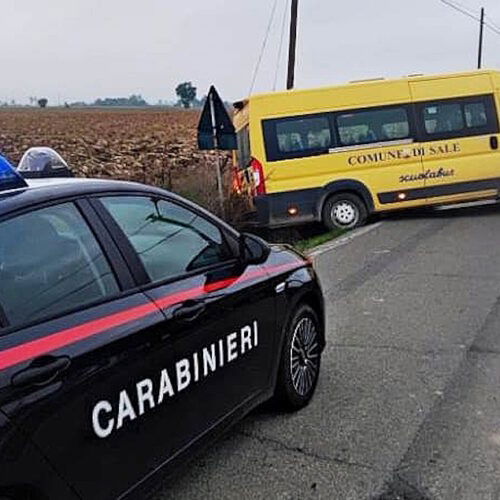 Scuolabus perde controllo: finisce fuori strada ma nessuna conseguenza grave