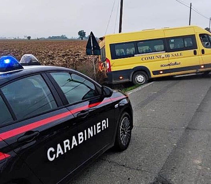 Scuolabus perde controllo: finisce fuori strada ma nessuna conseguenza grave