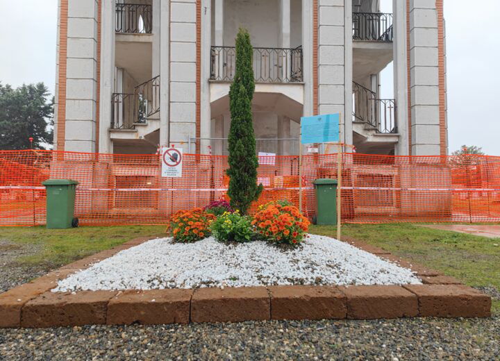 Aiuole vicine ai sepolcreti del cimitero chiusi. Abonante si scusa e promette: “Riapriranno nel 2026”