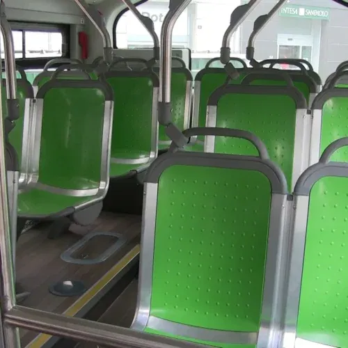 Pietre contro un autobus a Casale: danneggiato il mezzo, nessun ferito