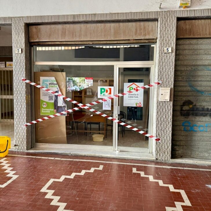 Solidarietà bipartisan dopo l’atto vandalico contro la sede del Pd di Acqui. Il segretario della Lega: “Un gesto vile contro la democrazia”