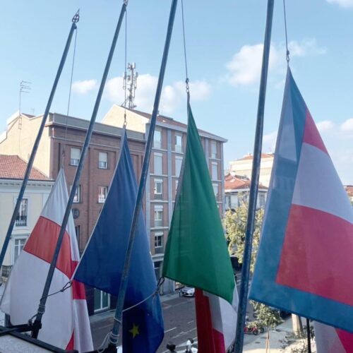 Bandiere del Comune di Alessandria a mezz’asta per i tre Carabinieri morti nel Veronese