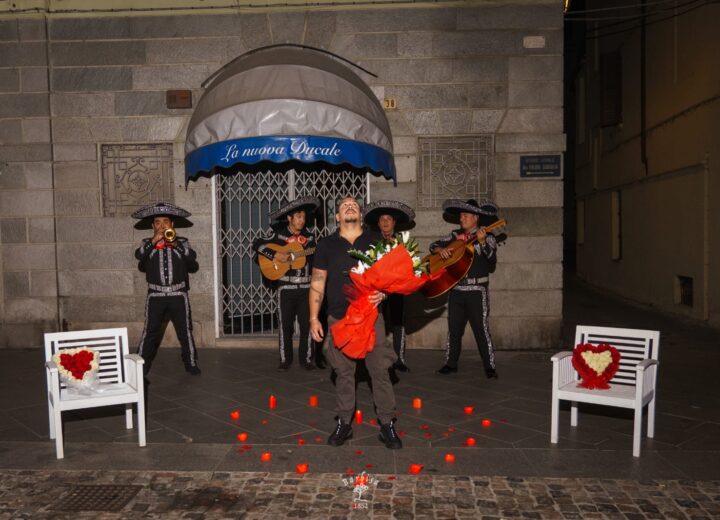 Serenata con i mariachi a Valenza: la romantica proposta di matrimonio di Christian alla fidanzata Nicoletta