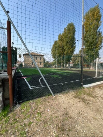 Bruciata una parte del campo sintetico a Balzola: non si esclude l’ipotesi di un atto vandalico