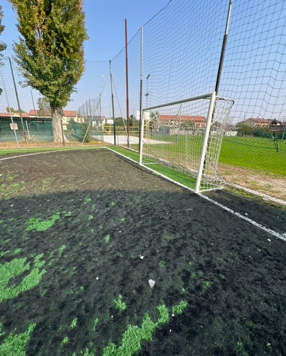 Bruciata una parte del campo sintetico a Balzola: non si esclude l’ipotesi di un atto vandalico