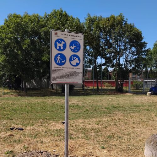 Sfugge al guinzaglio e aggredisce un altro cane: due episodi ai Giardini Usuelli e l’appello del Comune