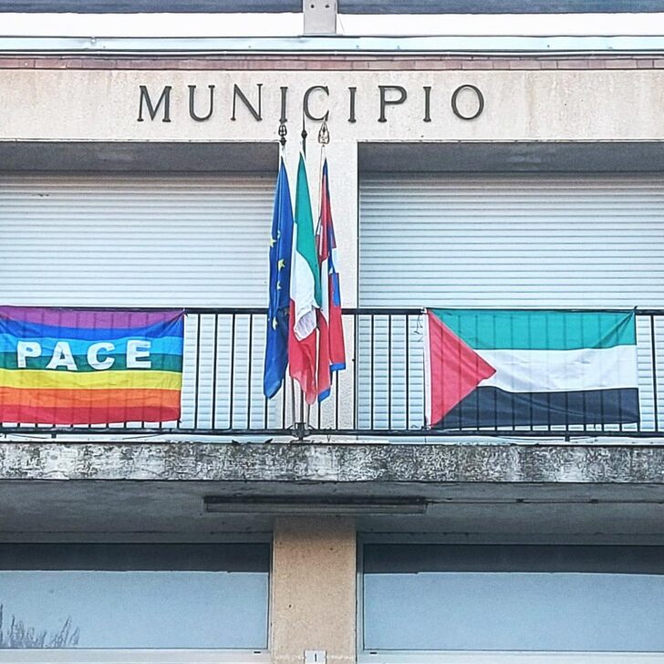 Il Comune di Solero espone le bandiere della Palestina e della Pace: “Un messaggio di umanità”