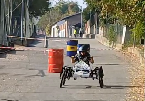 Slalom rischiosi, piloti impavidi e tanto divertimento: cosa è successo alla corsa dei “Caratè”