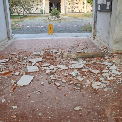 Crollata una parte del soffitto all’ingresso del cimitero di Spinetta Marengo