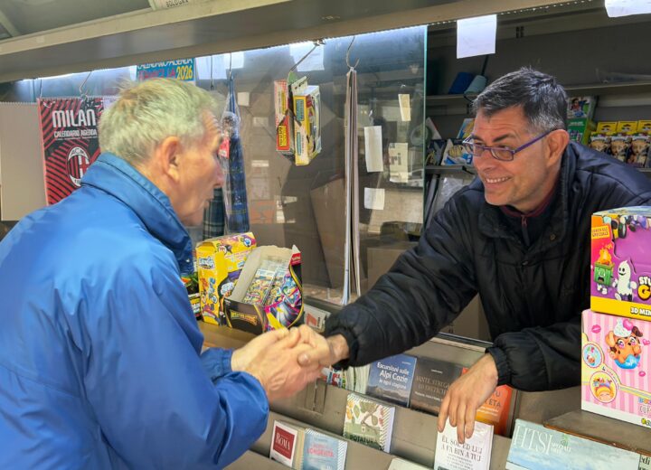 Dopo 19 anni chiude l’edicola di viale Santuario a Valenza: “Colpa di internet e dei supermercati”