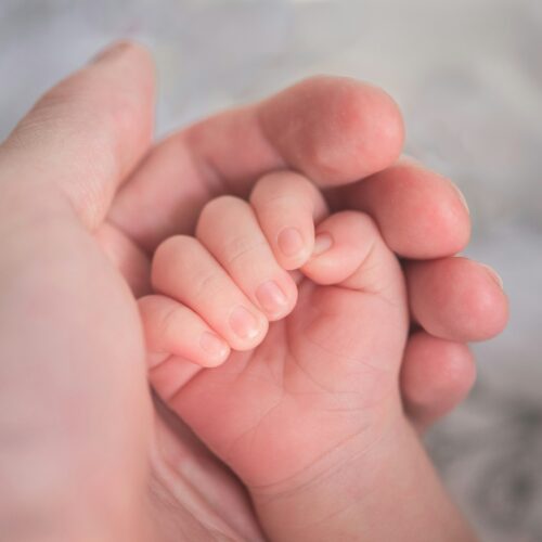 Scende il numero di figli in Italia: la Lombardia al quinto posto ma -3.9% rispetto al 2024