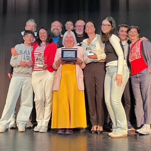 “American Shitting” trionfa ad Asti: tre premi per Gli Illegali – BlogAL alla finale di “Un PO di Teatro”