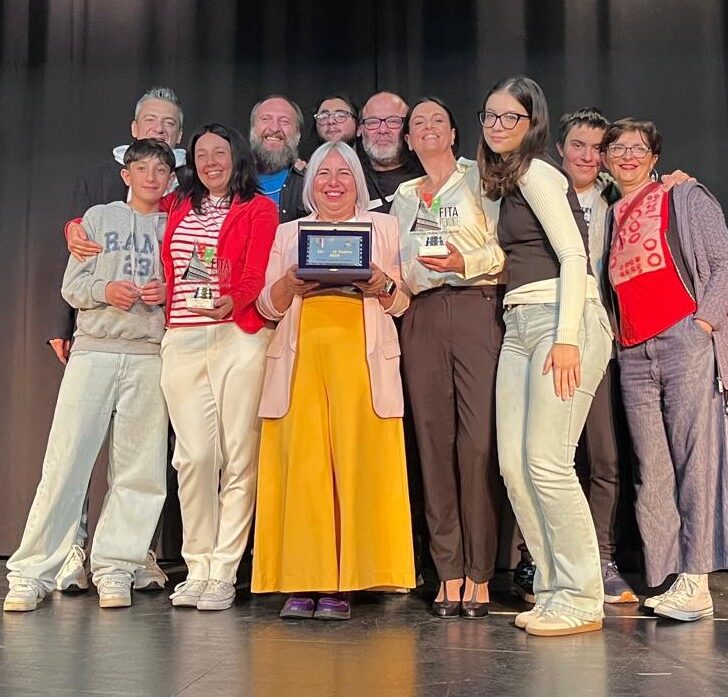 “American Shitting” trionfa ad Asti: tre premi per Gli Illegali – BlogAL alla finale di “Un PO di Teatro”