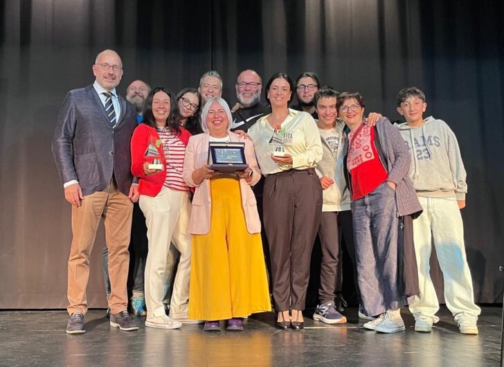 “American Shitting” trionfa ad Asti: tre premi per Gli Illegali – BlogAL alla finale di “Un PO di Teatro”