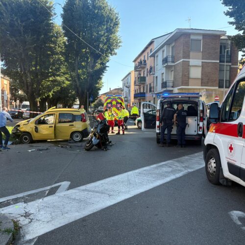 Scontro tra una moto e un’auto in piazza Mentana: due persone ferite
