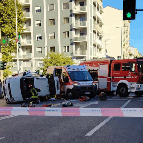 Incidente al semaforo di via Marengo: auto ribaltata