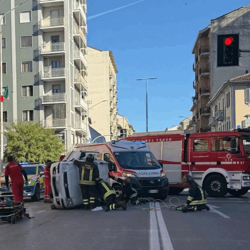 Incidente al semaforo di via Marengo: auto ribaltata