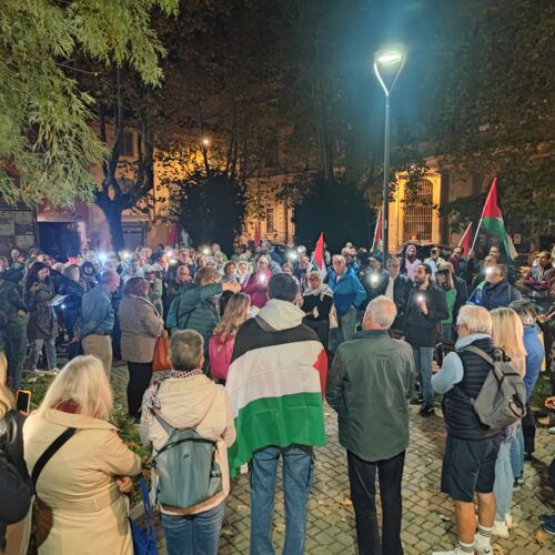 Il lungo elenco dei sanitari uccisi a Gaza: tante luci sulla Palestina davanti all’Ospedale di Alessandria