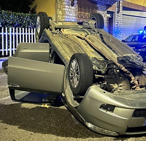 Auto si ribalta a Molino dei Torti: illesi donna al volante e il figlio di 4 anni
