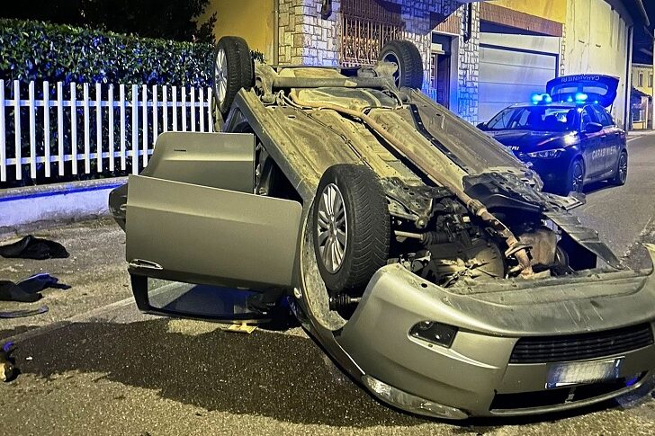 Auto si ribalta a Molino dei Torti: illesi donna al volante e il figlio di 4 anni