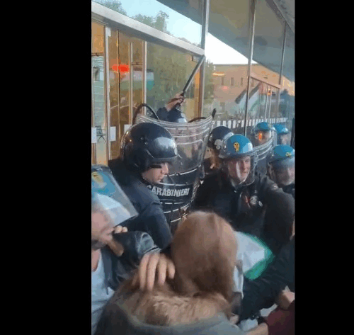 “Blocchiamo i treni”: i manifestanti per Gaza tentano di entrare in stazione. Respinti dalla polizia
