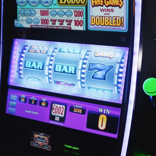 Minorenni in una sala giochi con videolottery a Voghera: locale chiuso dalla Questura per cinque giorni