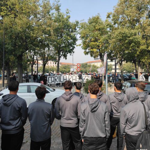 “Combattete per noi”: la carica dei tifosi grigi alla squadra prima della trasferta a porte chiuse a Villafranca