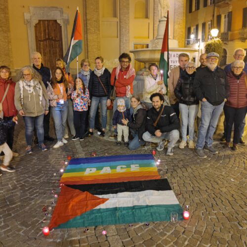 Lumini accesi a Novi per Gaza: “La pace? Ci speriamo tanto ma ancora non ci crediamo”