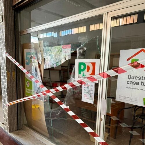 Spaccata la vetrina della sede del Pd ad Acqui Terme: accertamenti in corso