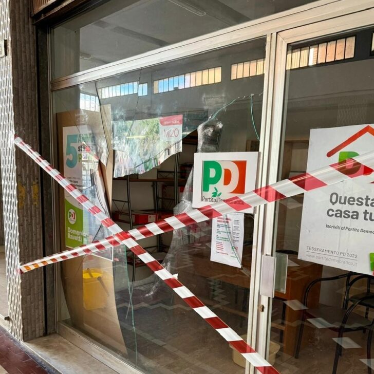 Spaccata la vetrina della sede del Pd ad Acqui Terme: accertamenti in corso