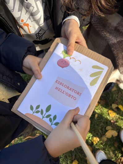 A lezione nella natura: all’orto didattico della scuola Morbelli laboratori sull’acqua per 200 bambini