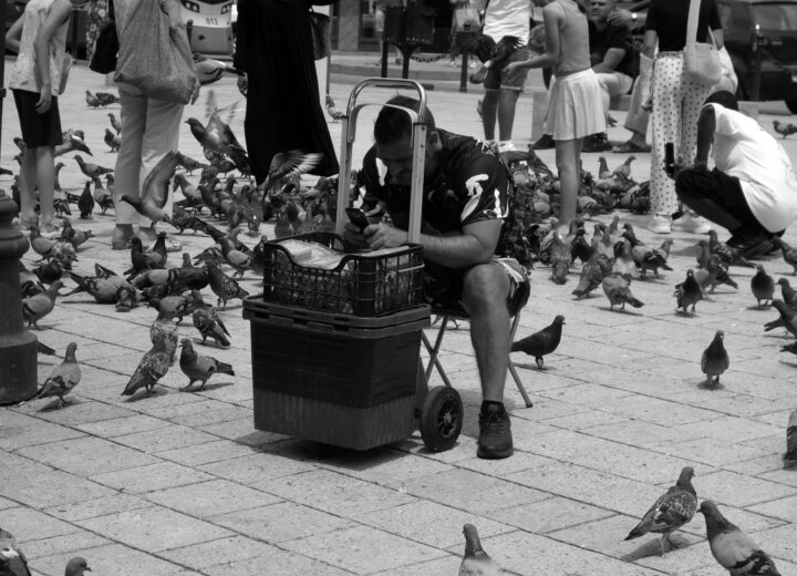 In vetrina a Voghera la mostra “Un giorno a Sarajevo”