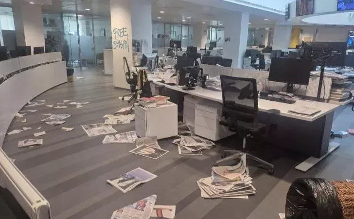 Radio Gold al fianco della Stampa dopo il vile assalto alla redazione