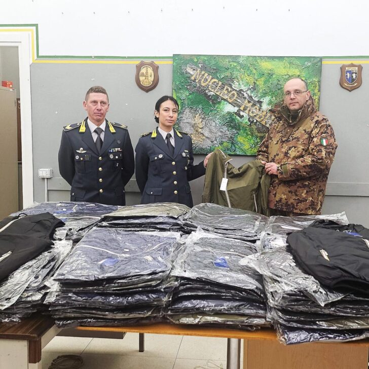 Giubbini falsi sequestrati dalla Guardia di Finanza e donati ai bisognosi